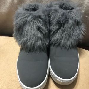 Light gray sneakers with faux fur trim 7 1/2